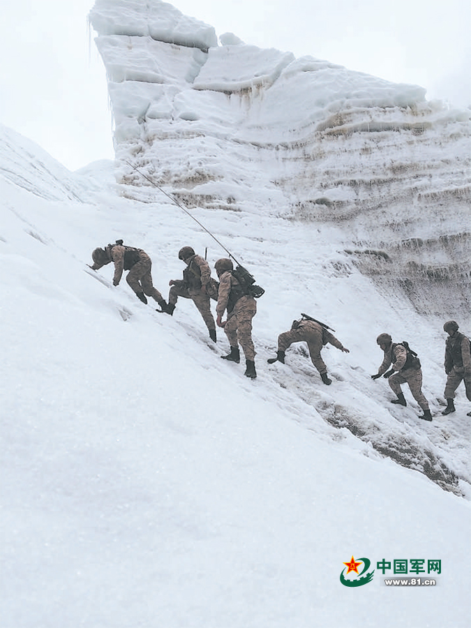 西藏军区岗巴边防营官兵翻越冰川执行巡逻任务