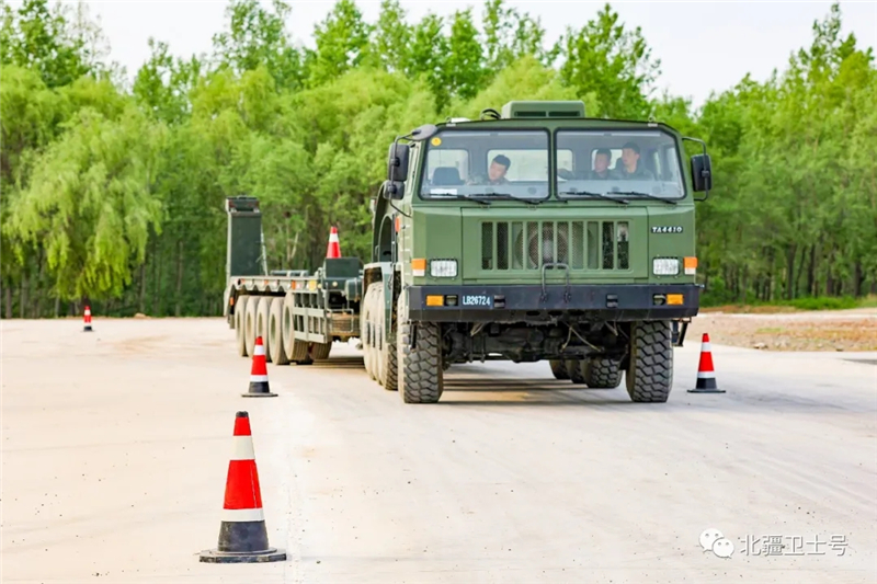 重装备运输车是一种能够牵引和运输主战装甲车辆或其他重型装备的大型