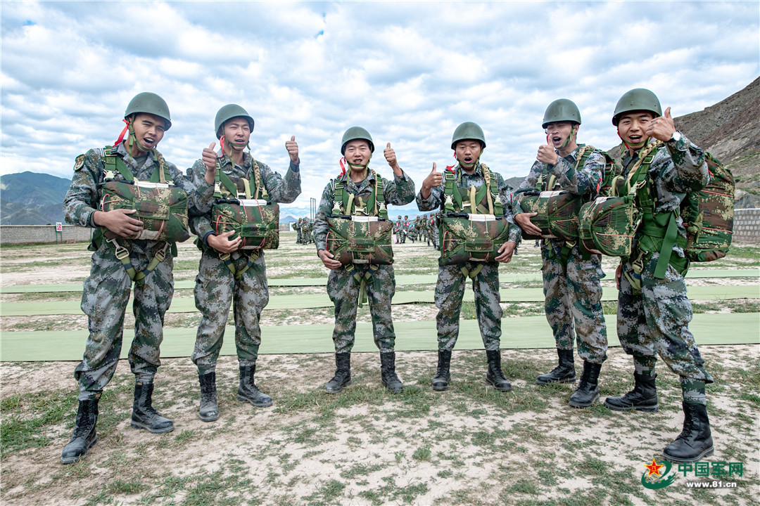 神兵天降"美如画"!西藏军区某陆航旅协同特战队员开展伞降训练!