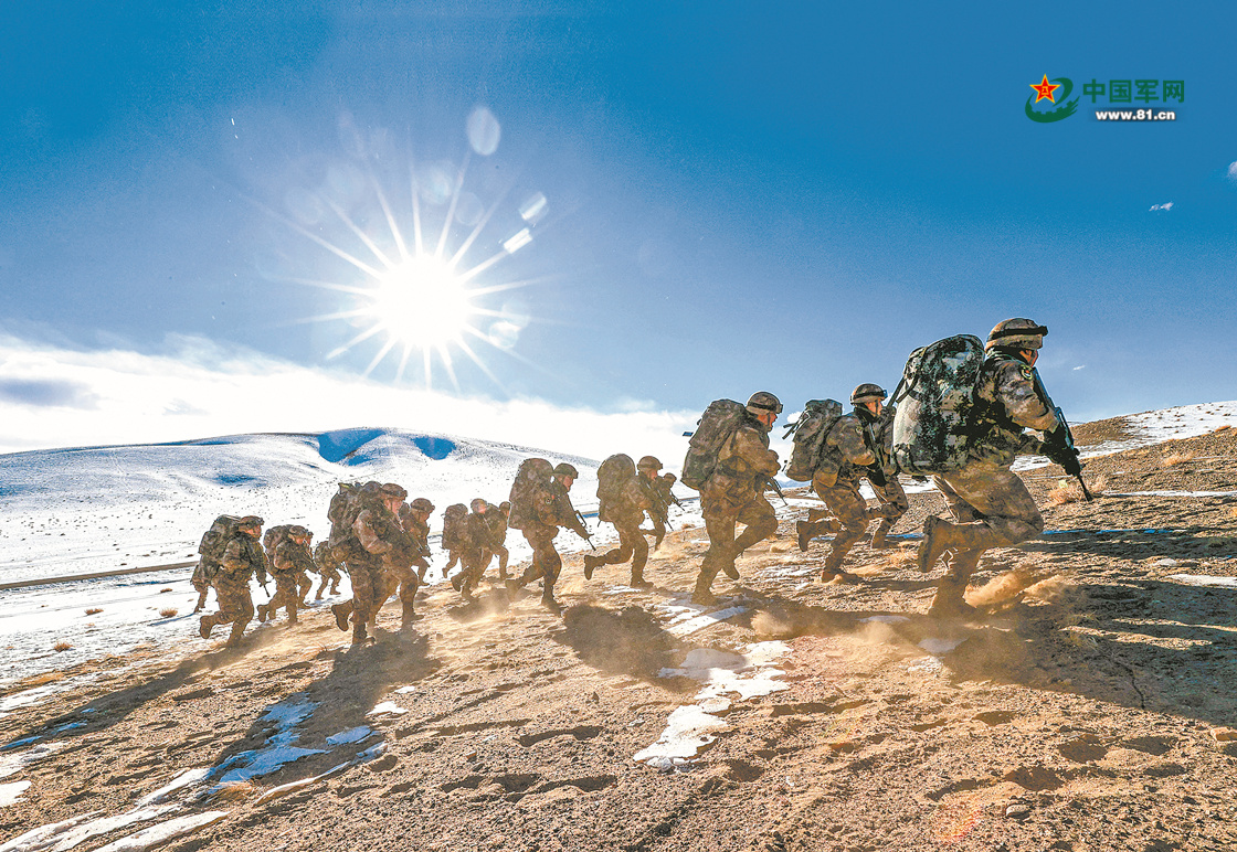 阿里高原官兵开展冬季强化训练负重25公斤重挑战极限