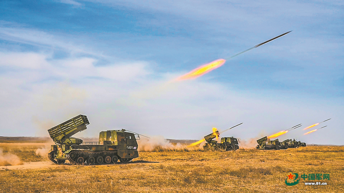 炮火冲天映莽原陆军某旅炮兵营开展实弹射击演练