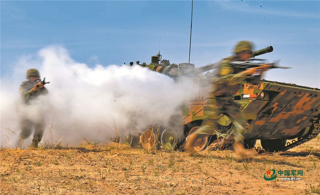 铁流滚滚练攻防第81集团军某合成旅实兵对抗演练打响