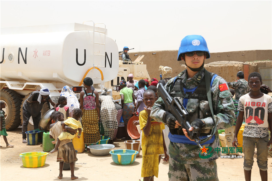 中国蓝盔马里维和的日与夜之雪中送炭