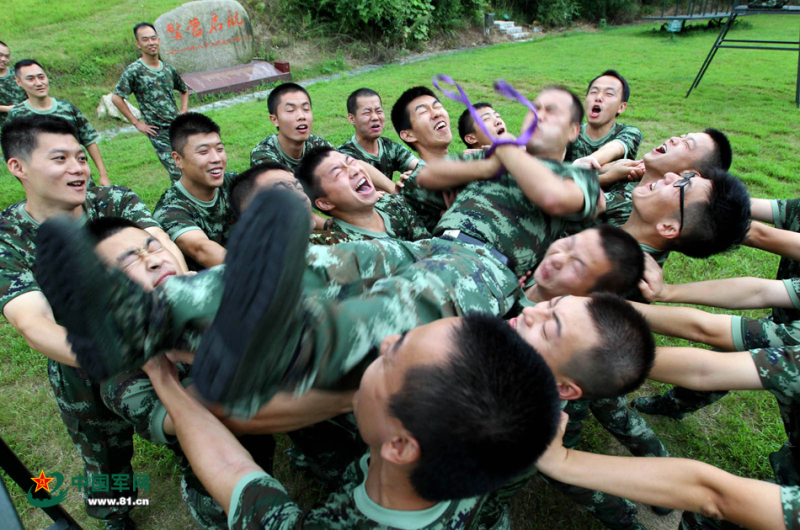 和神一样的队友玩信任背摔