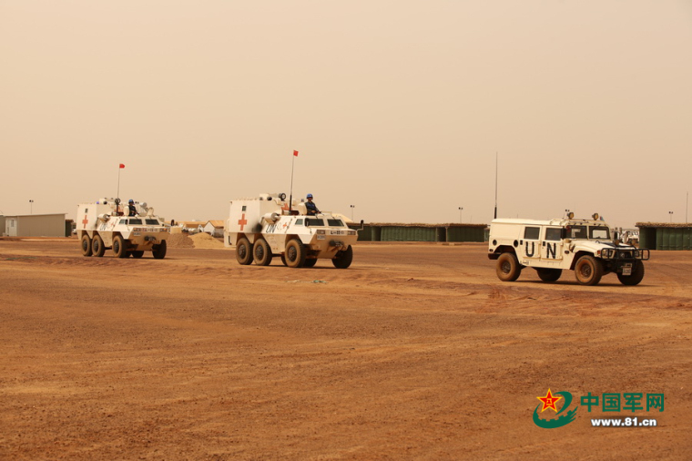 装甲救护车紧急出动. 赵子权 摄