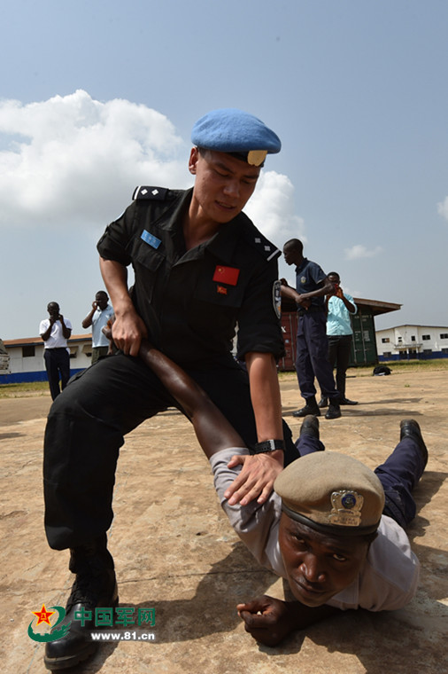 画面太帅!驻利维和警察防暴队开展警务技能培训