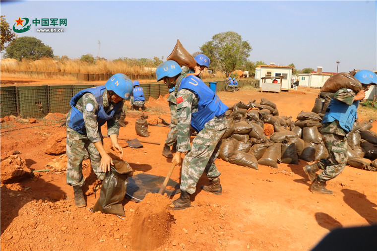 用沙土对加油站进行灭火.