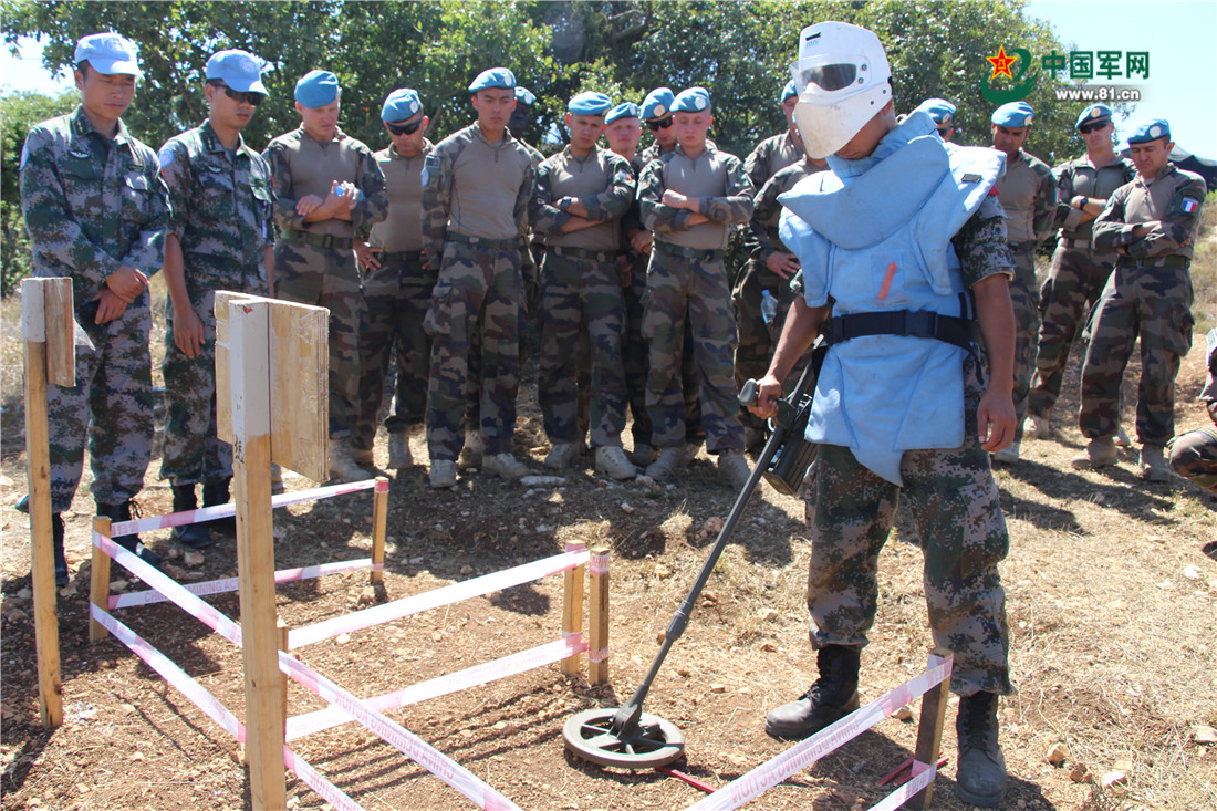 国际范儿!法军维和部队参观学习中国扫雷排爆作业