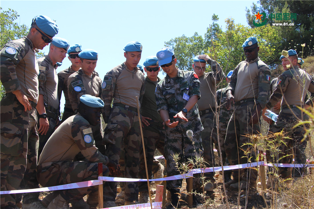 国际范儿!法军维和部队参观学习中国扫雷排爆作业