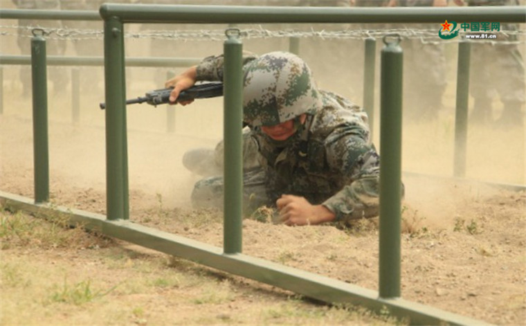 侧高姿匍匐前进.业务专业考核.风气监督员在现场监督.全程视频录像.
