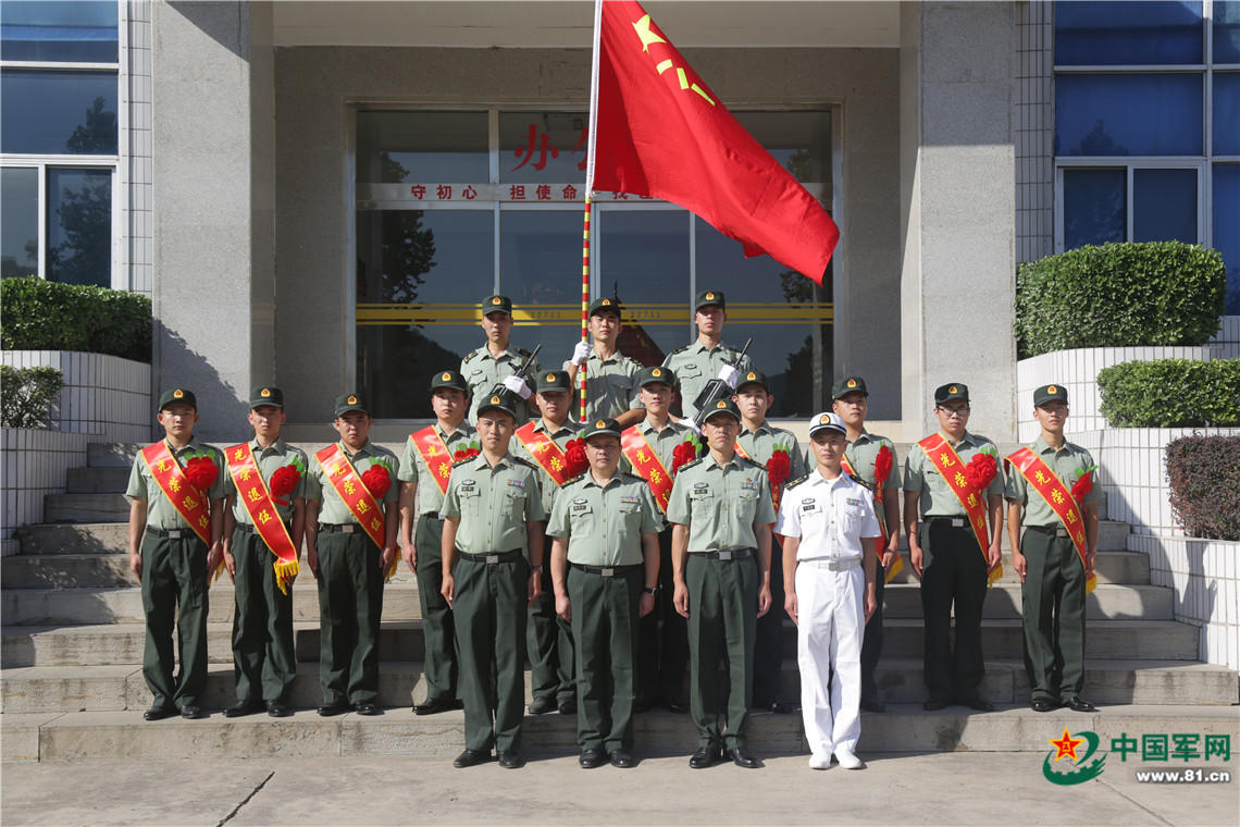 郑州联勤保障中心某仓库举行退役士兵向军旗告别仪式