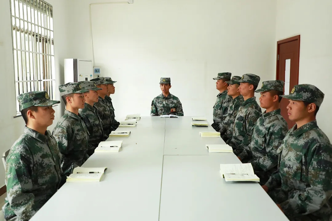 一般的纪律当铁一般的信仰加上线条分明 规范清爽室内陈设上坐姿端正