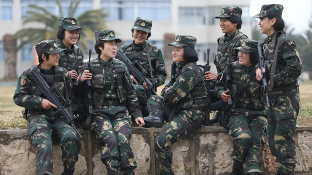 焦点图 女兵 - 中国军网