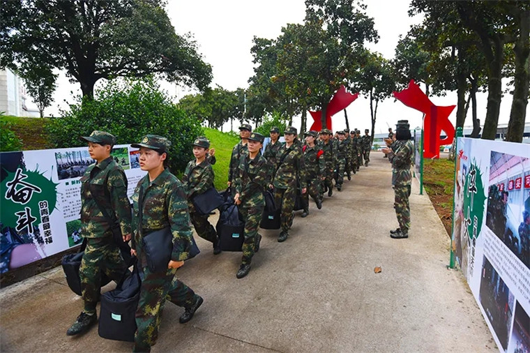 火箭军女新兵来啦