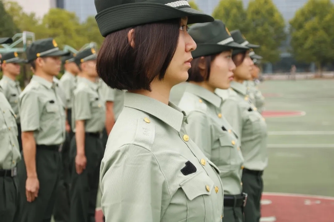 带你开眼界国防科大女学员的化妆品在这里