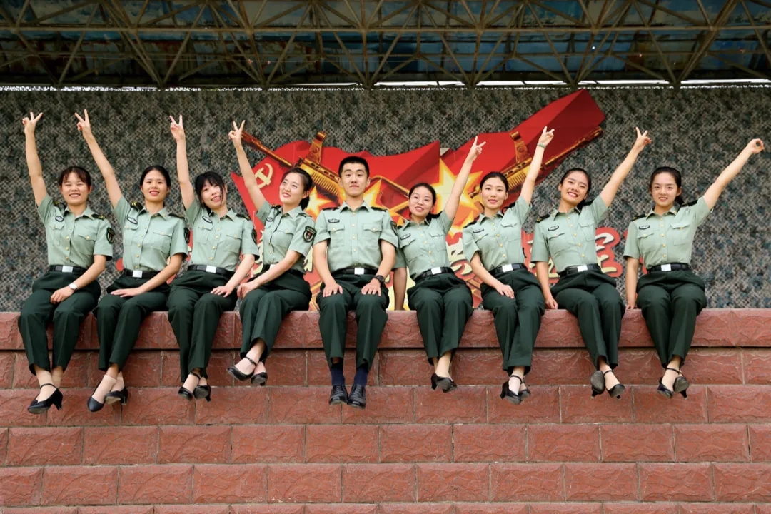 陆军退伍女兵图片图片