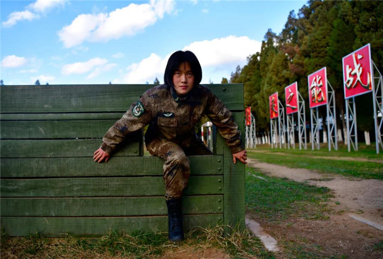 纷纷劝她放弃她说:"子弹上膛岂有不打之理上了战场怎么可以当逃兵!