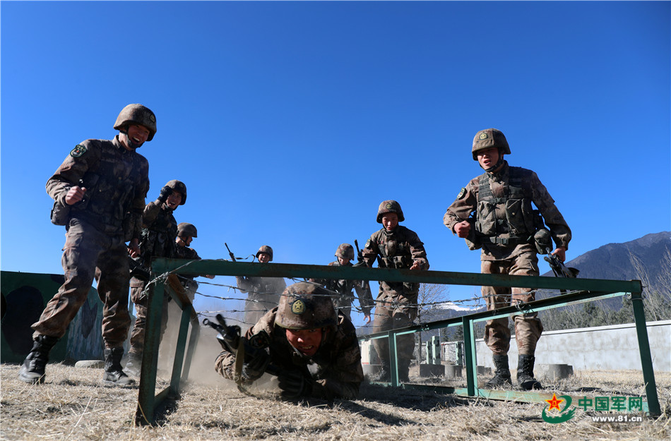 练兵场上展现一幅火热"练兵图" - 中国军网