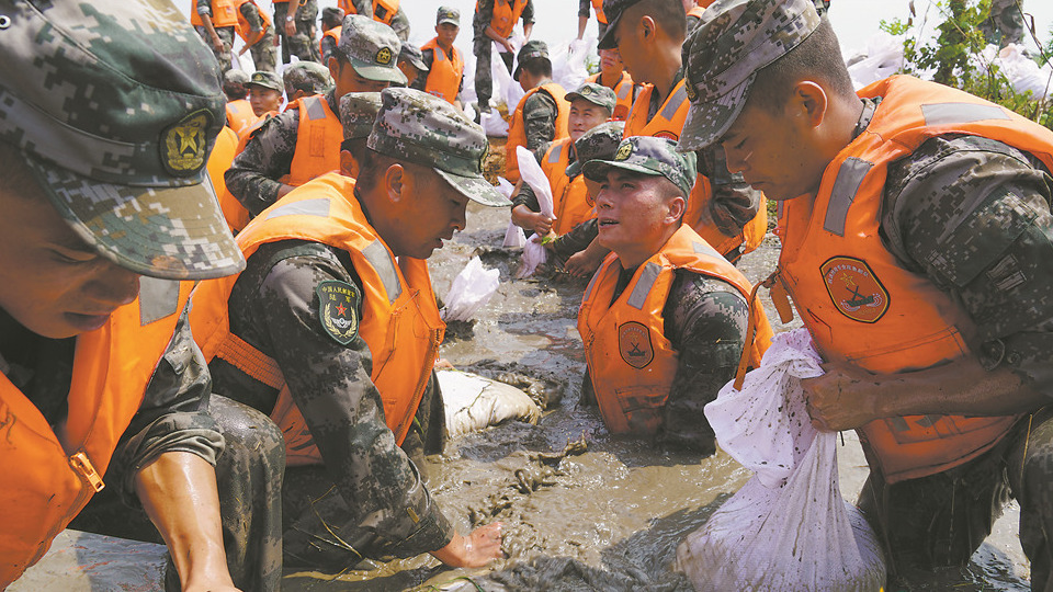 奋勇逆行 鏖战洪魔——解放军和武警部队抗洪救灾影像
