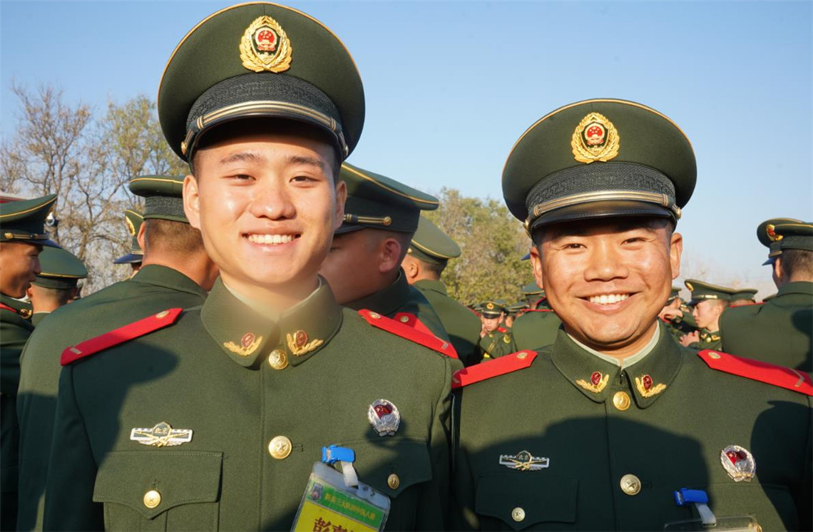 给青春一份承诺武警新兵参加军营最美成人礼