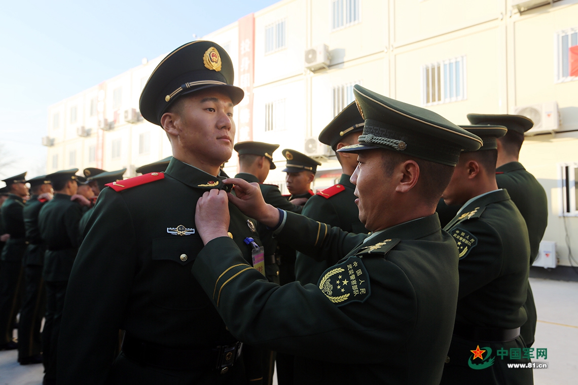 入列丨看看新兵授衔的样子