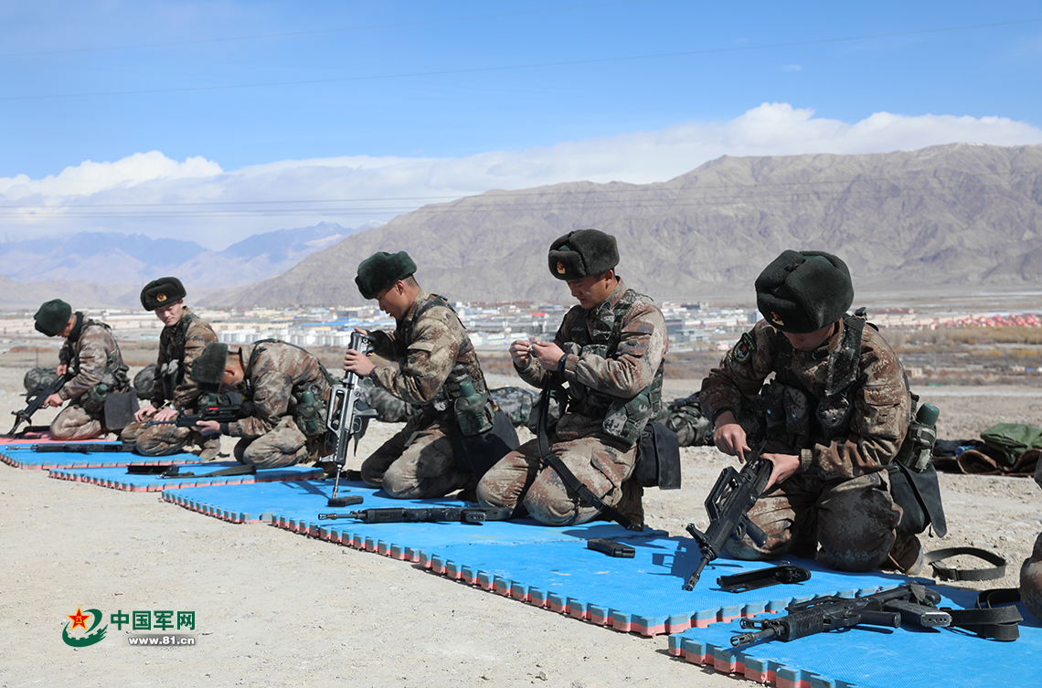 12新疆喀什军分区某边防团从严从难抓训练