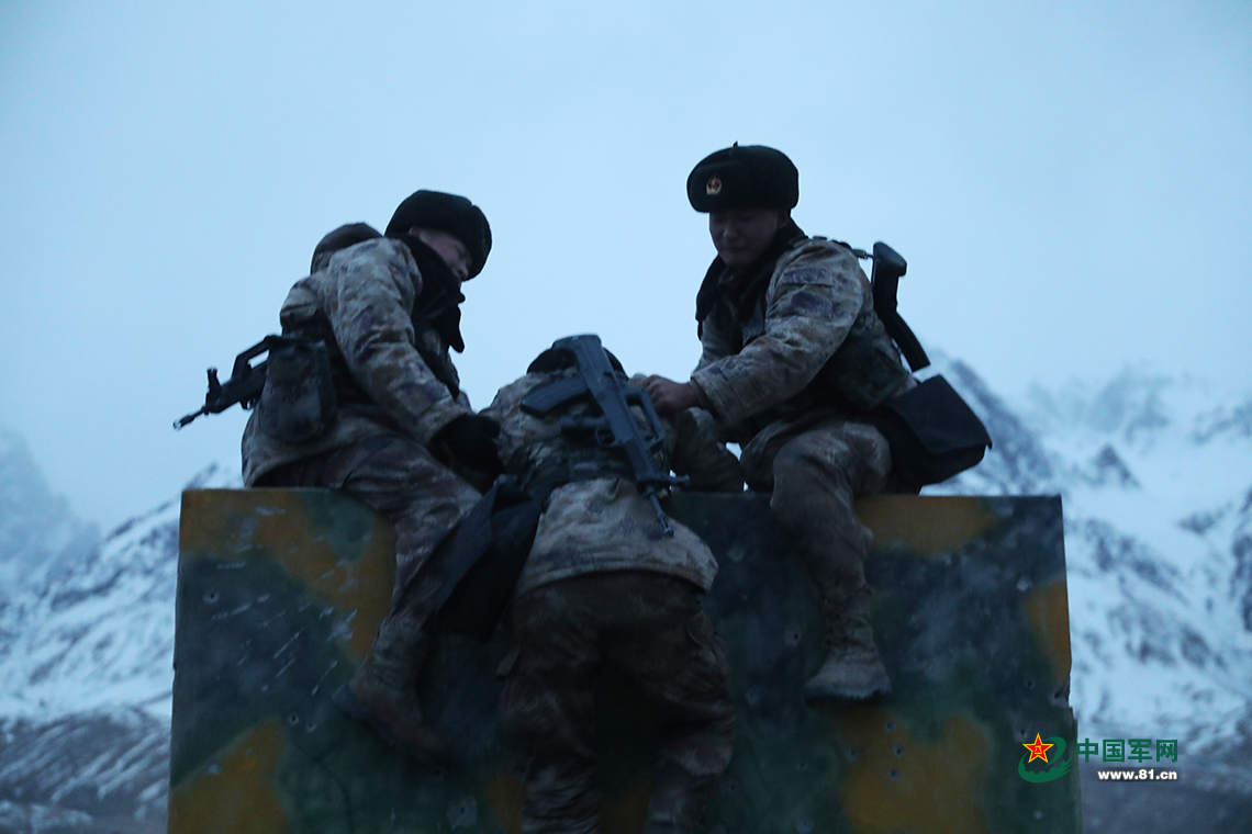 12新疆喀什军分区某边防团从严从难抓训练