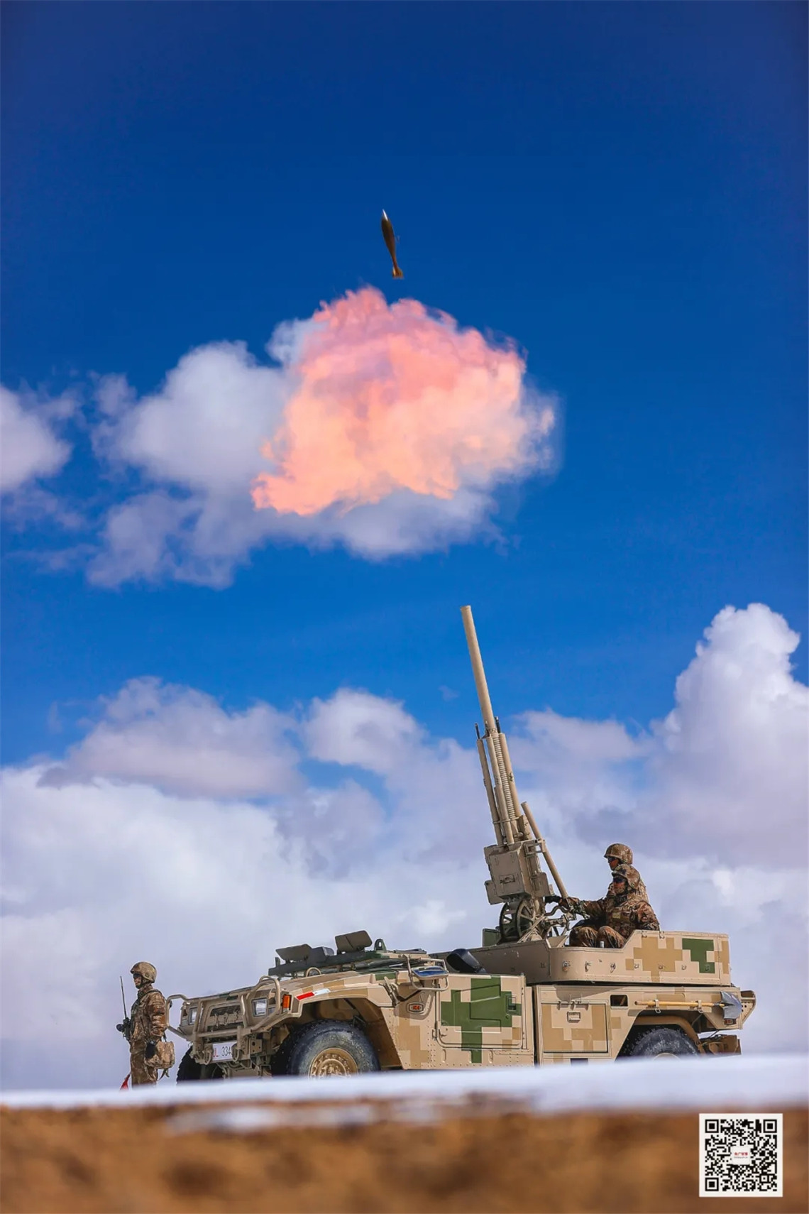 热血开训新疆军区某合成团开展高原火炮射击训练