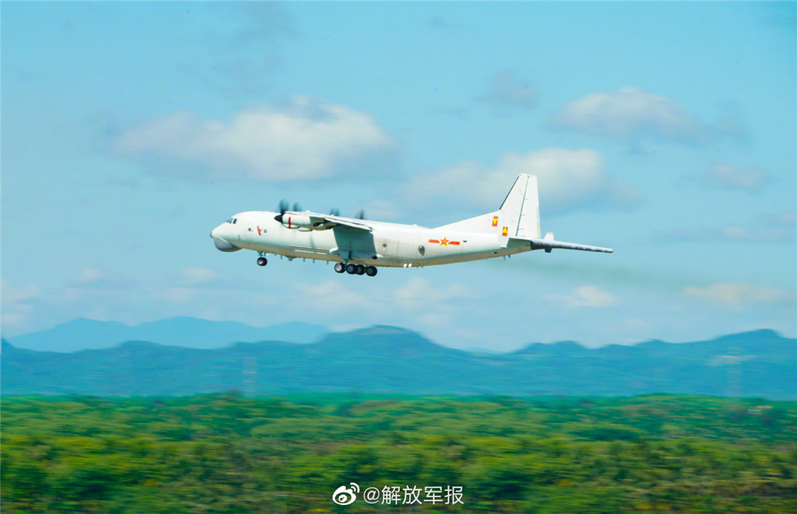 酷图!反潜巡逻机起飞