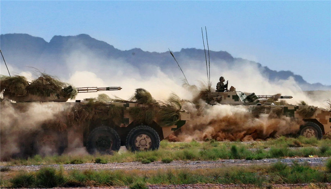 装甲突击群驰骋大漠这就是军人的热血与浪漫