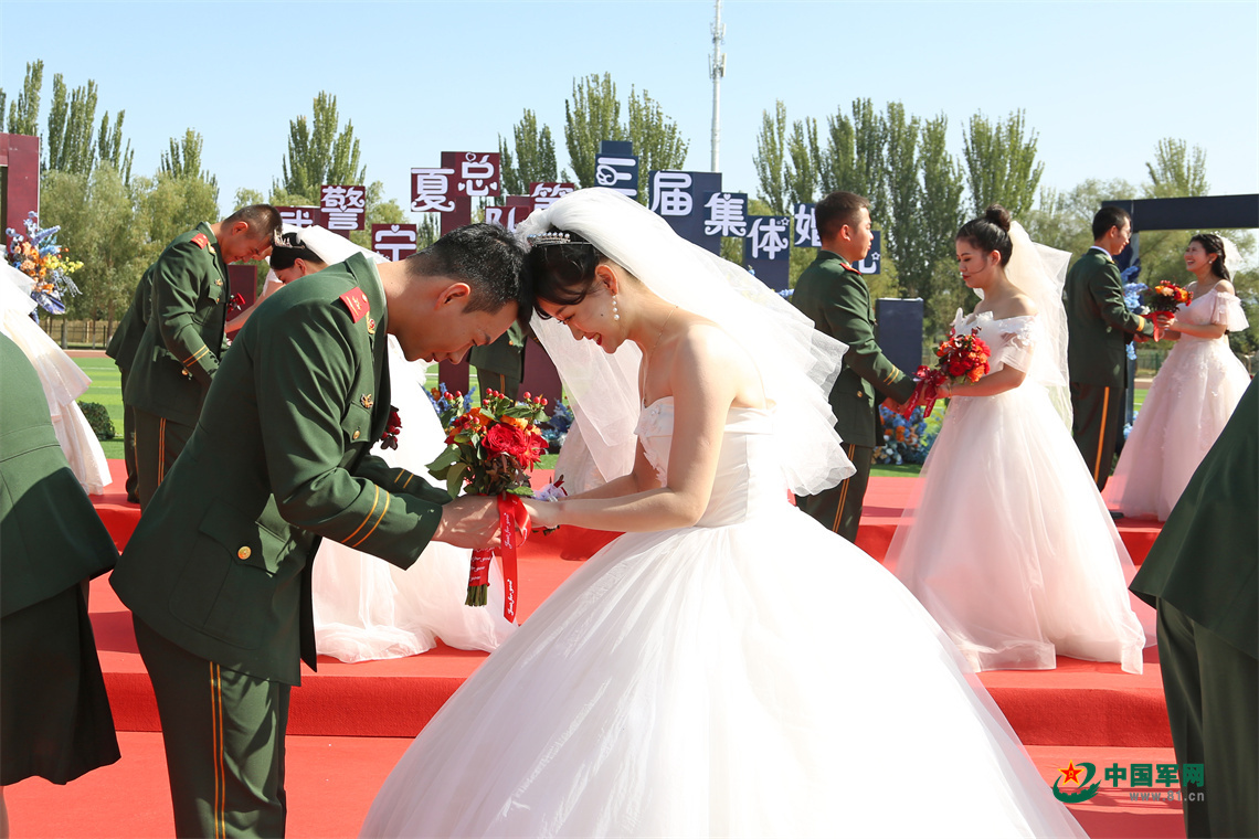 武警宁夏总队举办"缘定今生 强军有你"集体婚礼