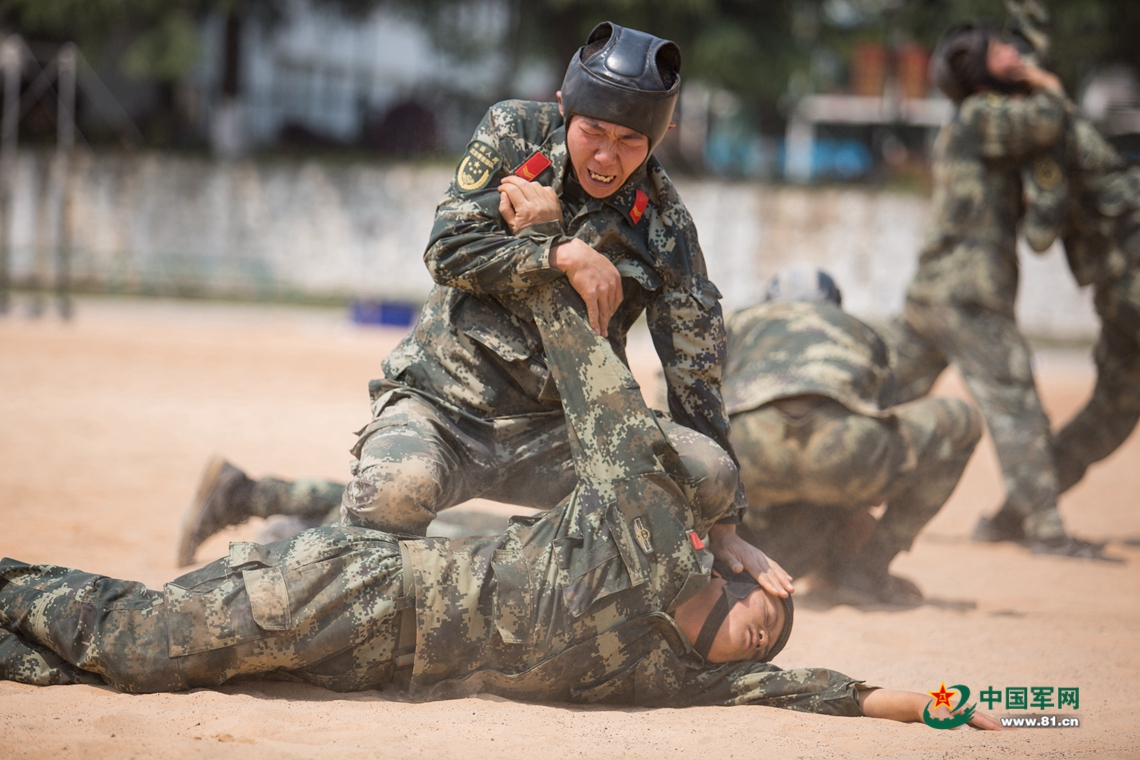 到底谁能放倒谁且看武警官兵沙坑擒敌训练