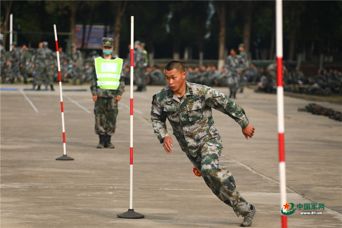 蛇形跑官兵争分夺秒.
