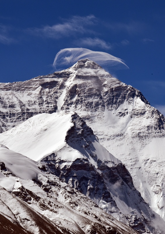 从绒布寺远眺珠穆朗玛峰(5月4日摄).新华社记者 黄豁 摄