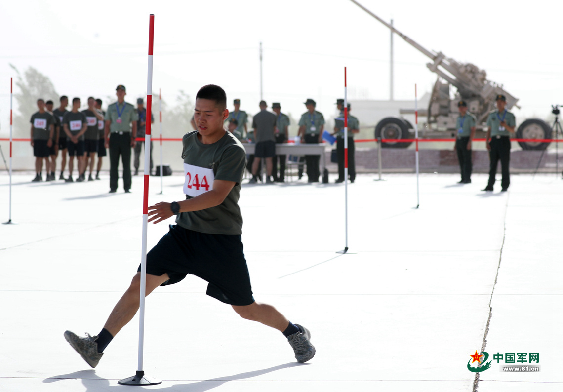 30米x2蛇形跑考核现场.