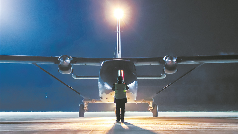 空降兵某航运旅组织跨昼夜飞行训练影像