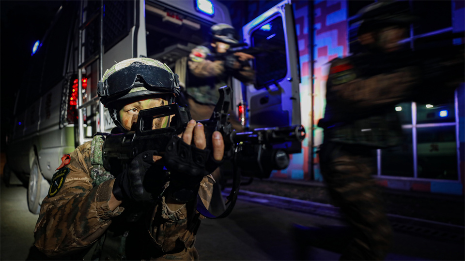 武警特战队员组织开展夜间反恐演练