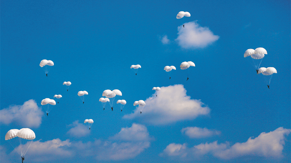 伞花漫天，空降兵某旅开展集群伞降要点夺控演练影像