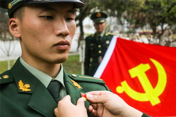 给新党员佩戴党徽.赵中岚 摄