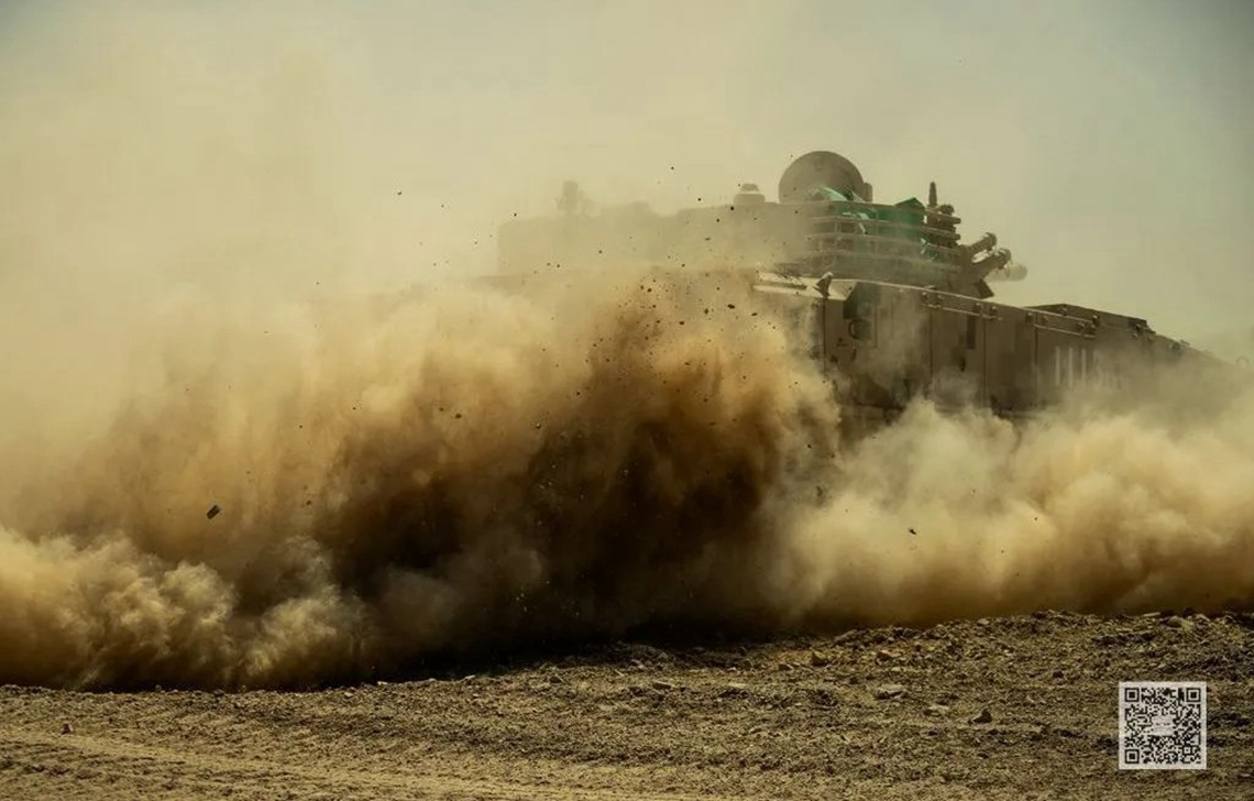 【强军映像】沙尘滚滚!装甲兵训练高清大图来袭