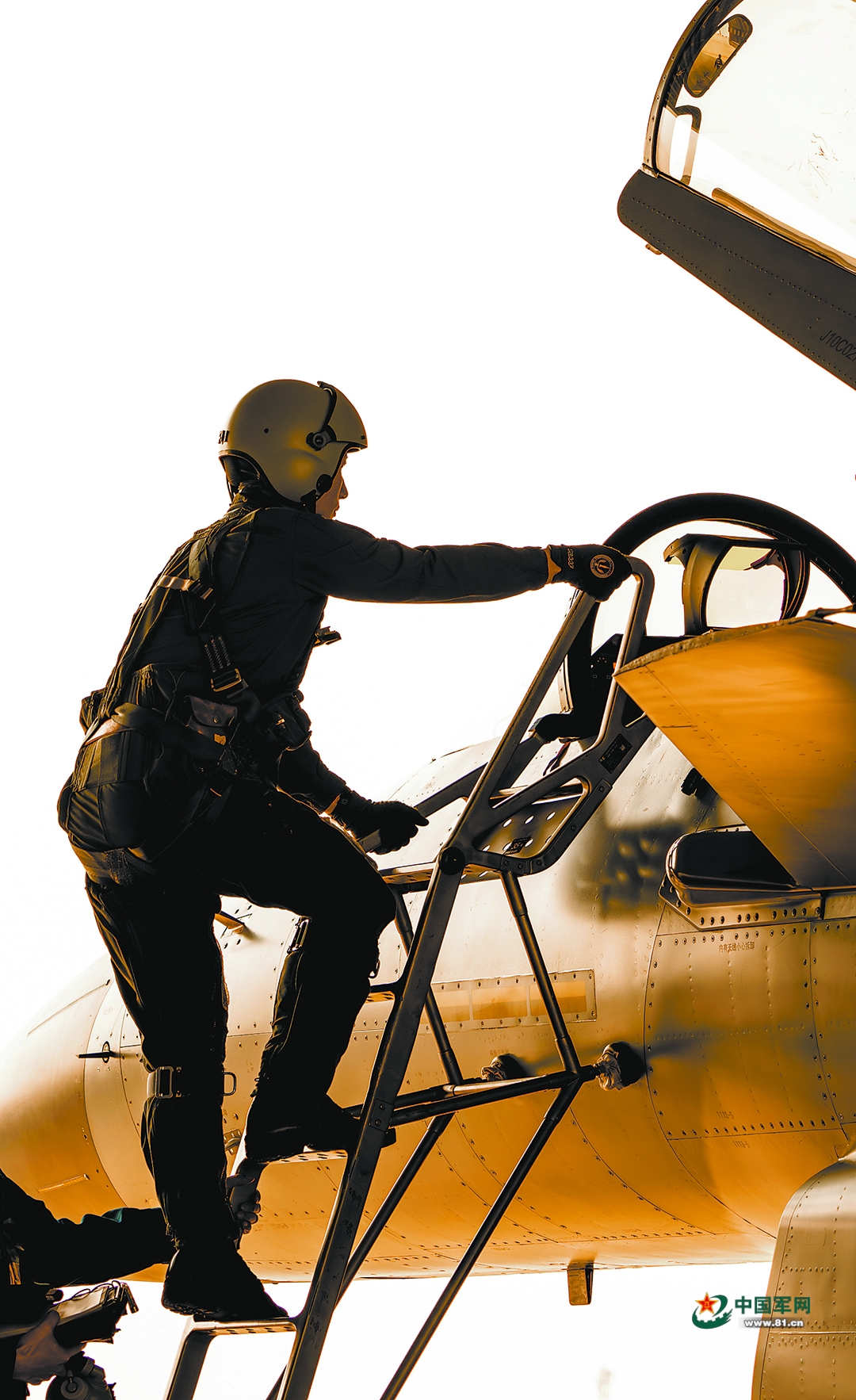 战鹰云端练攻防!空军航空兵某旅开展多课目飞行训练