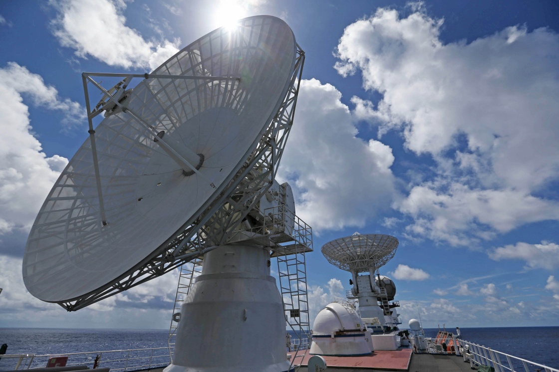 远望3号船海上测控的雷达天线(6月23日摄).新华社记者 刘诗平 摄