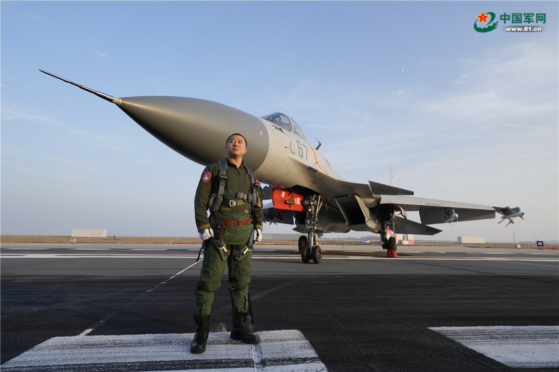 特稿丨航线记海军航空大学某基地舰载机飞行教官群体