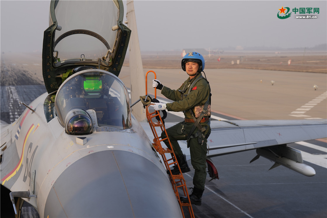 特稿丨航线记海军航空大学某基地舰载机飞行教官群体