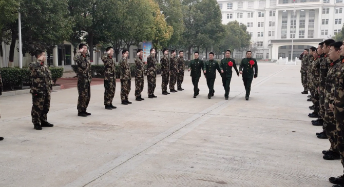 糖分超高的退伍仪式!16年老兵退伍回家,全家举条幅迎接