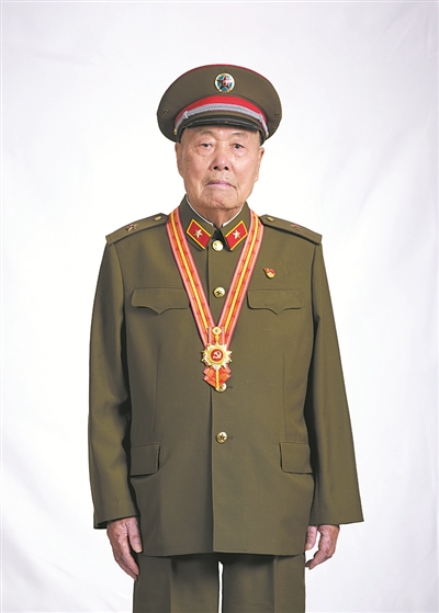 "二级战斗英雄"王占山:为党百战铠甲红