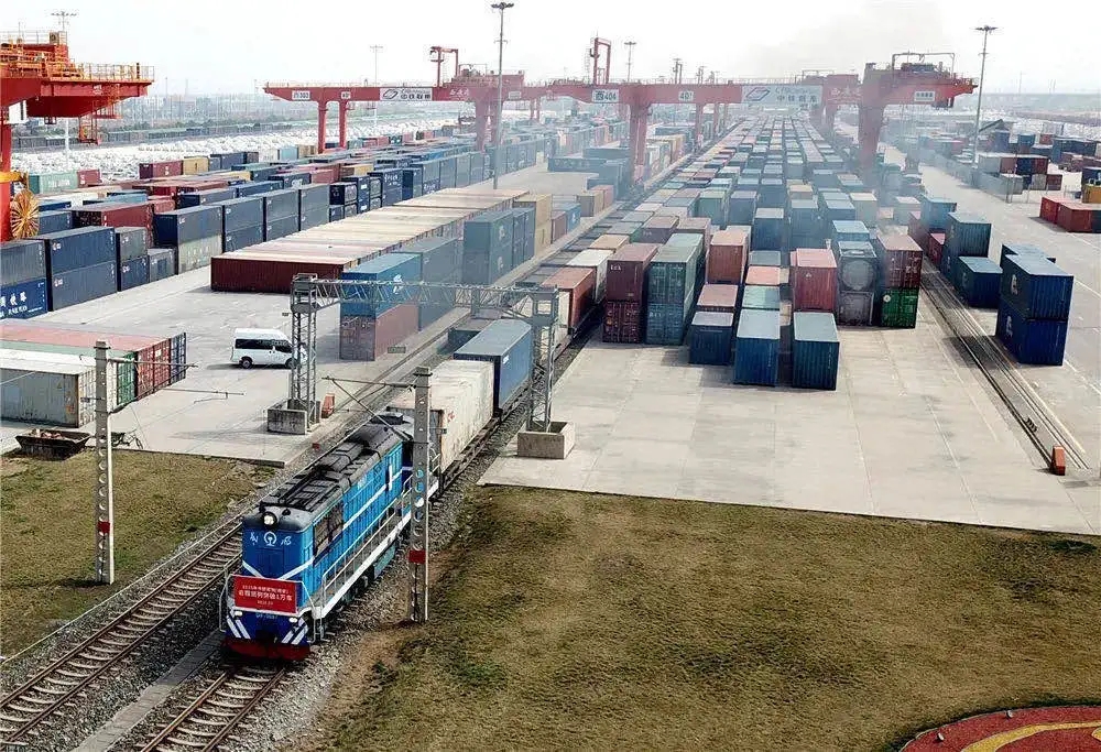 随着西方圣诞节即将到来,中欧班列运输需求持续旺盛,但受口岸站疫情