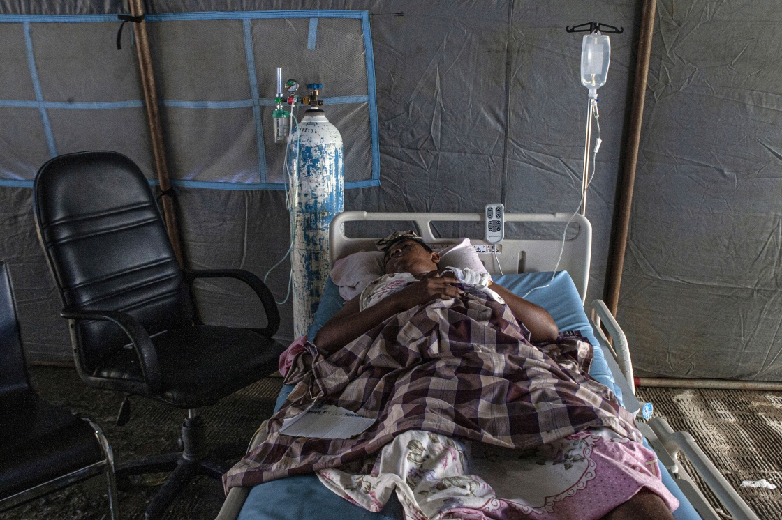 1月17日,在印度尼西亚西苏拉威西省首府马穆朱,一名受伤的女子卧床