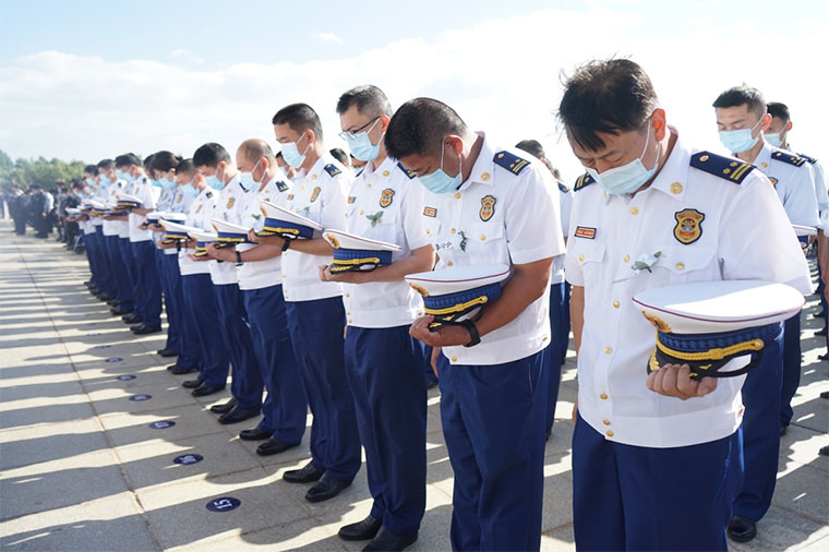 洱海坠机4名机组人员被批准为烈士 数千干部群众悼念