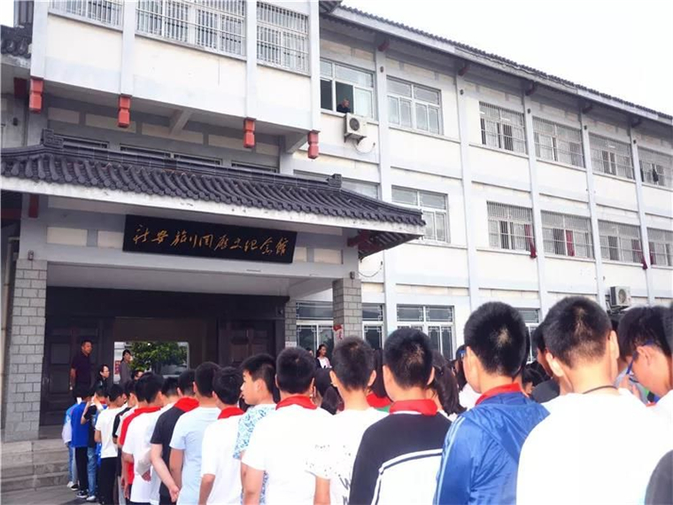 (学生们参观新安旅行团历史纪念馆 图片来源:淮安市新安小学微信公号)